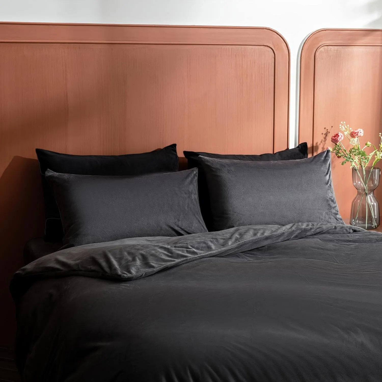 2 Pack Zippered Velvet Standard Pillowcases, Super Soft and Cozy Luxury Fuzzy Flannel Pillow Cases with Zipper, 20x26 Inches, Black