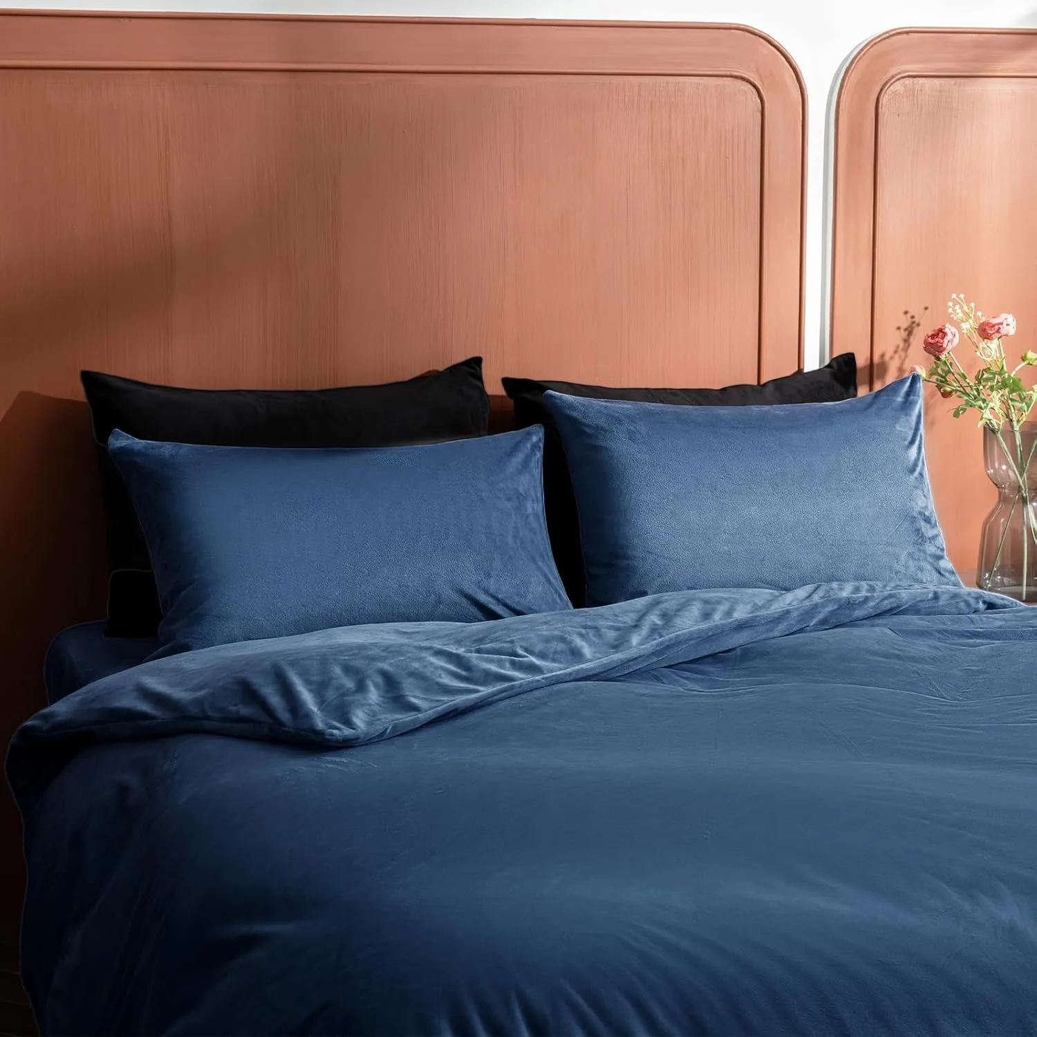 2 Pack Zippered Velvet Standard Pillowcases, Super Soft and Cozy Luxury Fuzzy Flannel Pillow Cases with Zipper, 20x26 Inches, Navy Blue