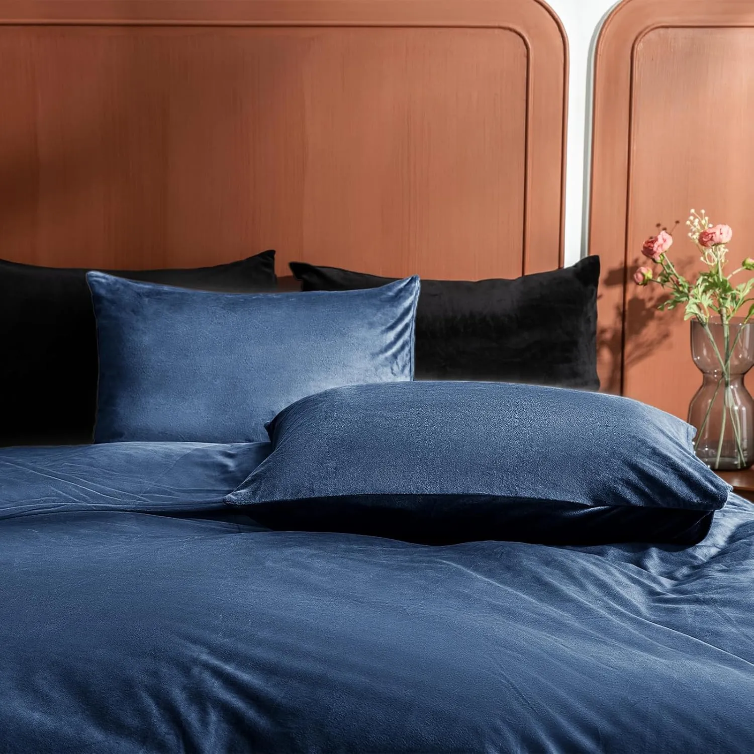 2 Pack Zippered Velvet Standard Pillowcases, Super Soft and Cozy Luxury Fuzzy Flannel Pillow Cases with Zipper, 20x26 Inches, Navy Blue