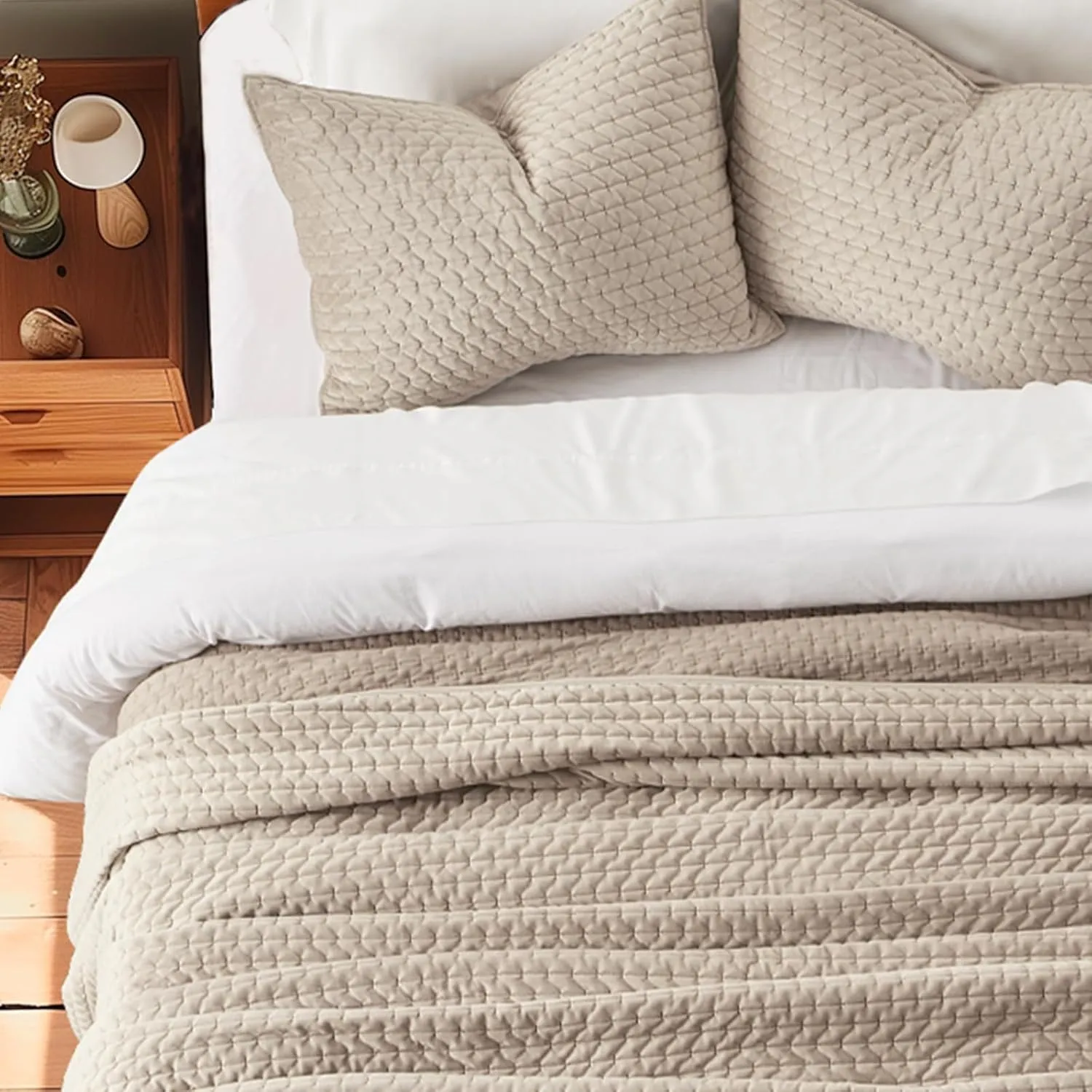 EVERGRACE Luxury Velvet Quilt Set King Size 3 Piece, Soft Cross-Stitch Velvet Comforter Set with Pillow Shams, Lightweight Coverlet Bedspread Bedding Set for All Seasons, Light Taupe