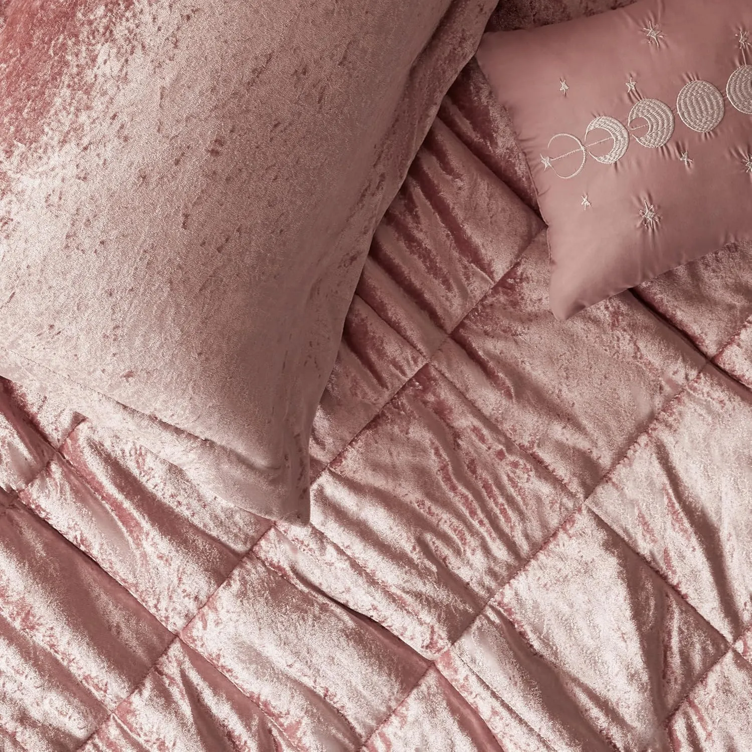 Intelligent Design Felicia Luxe Comforter Velvet Lush Double Sided Diamond Quilting, Modern All Season Bedding Set with Matching Sham, Decorative Pillow, Full/Queen(90"x90"), Blush 4 Piece