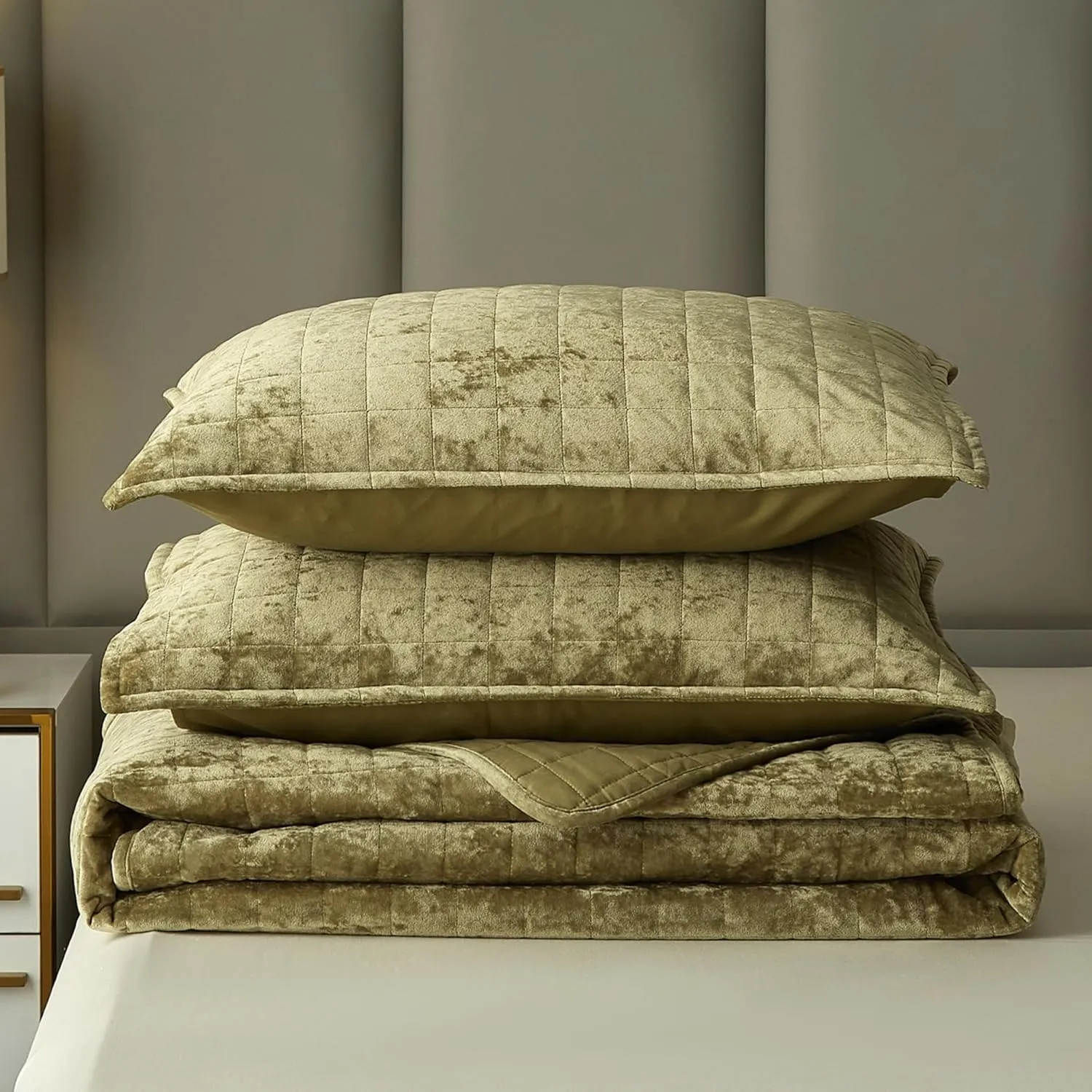 Velvet Quilt King Size, Lightweight Velvet Bedding Set, Soft Quilt Sets Bedspread Cozy Coverlet Thin Comforter Quilted Blanket for All Season, 1 Quilt 104x90 inches, 2 Pillowcases- Green