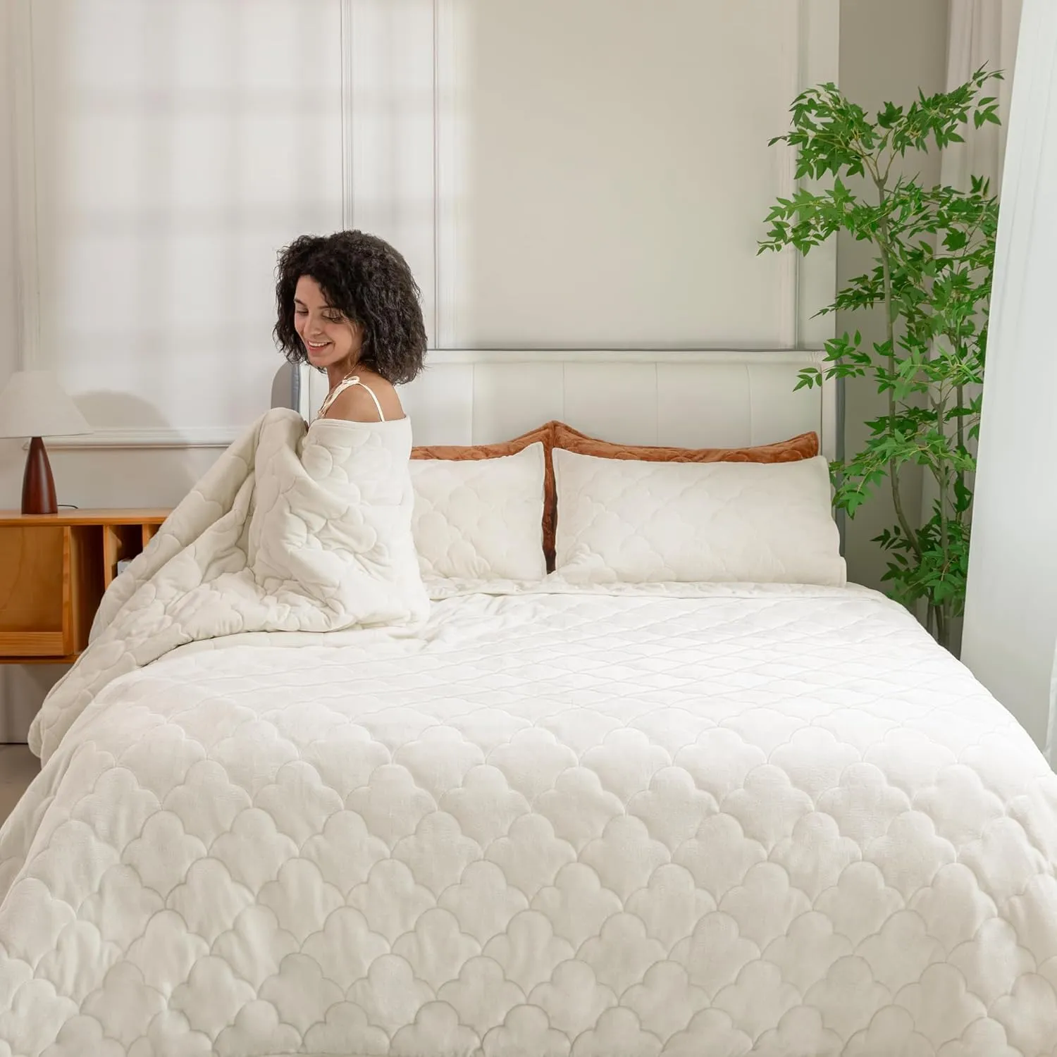 Velvet Quilt Set King Size - Luxury Lightweight Velvet Bed Comforter & 2 Pillow Shams | Oversized Coverlet Bedspread 3 Piece | Oeko-TEX All Season Bedding White